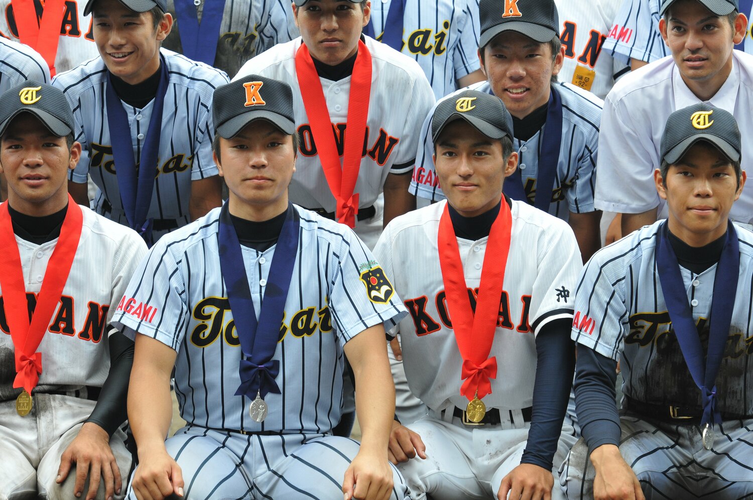 2010年大会で優勝した興南（沖縄）、島袋洋奨（中央右）と準優勝の東海大相模、一二三慎太（中央左）。この大会以降、近畿、関東地区の強豪私学が夏の甲子園を制してきた　©BUNGEISHUNJU