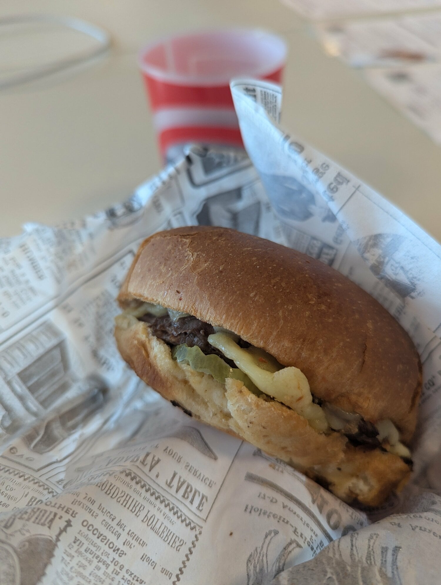 競技場で頼んだチーズバーガーとコーラ。これで約2900円…　©Yu Saito