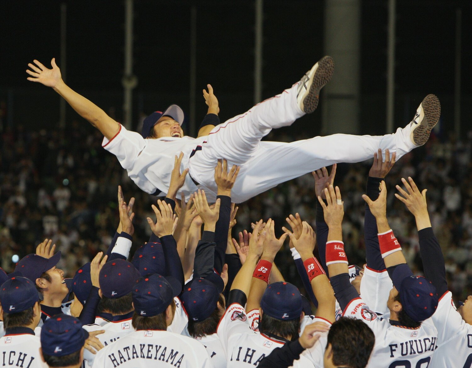 引退試合で胴上げされる度会さん　©︎JIJI PRESS