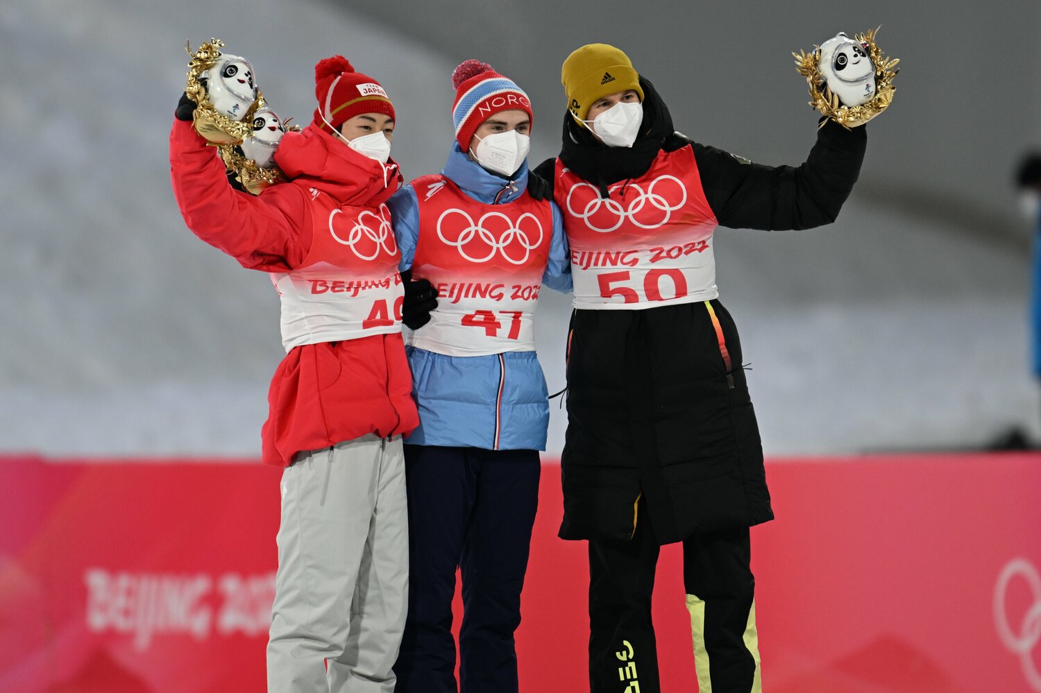 左から小林陵侑、金メダルのマリウス・リンビク（ノルウェー）、銅メダルのカール・ガイガー（ドイツ）　©Naoya Sanuki/JMPA