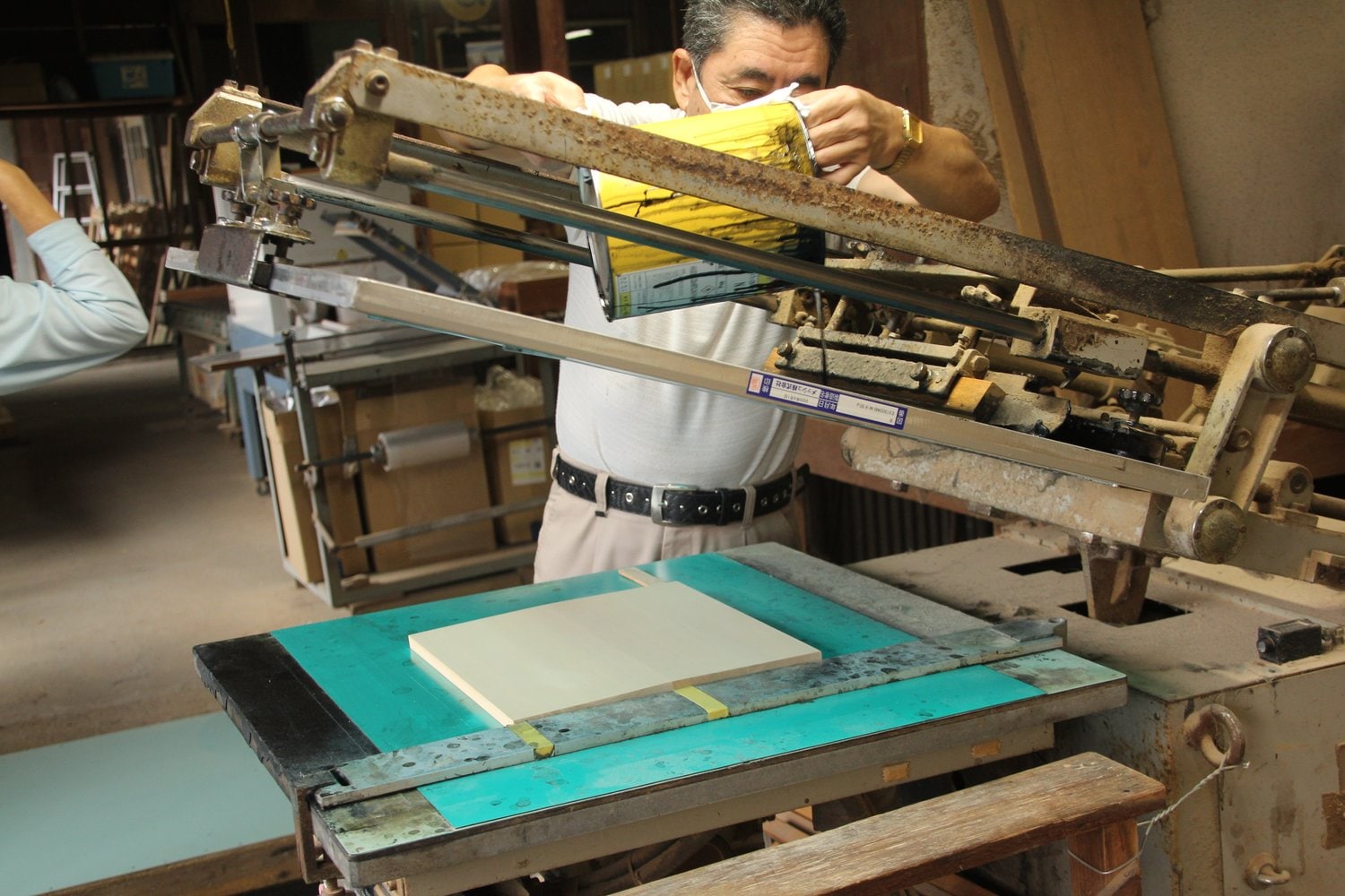 まっさらな“木の板”に…　(C)Satoshi Shigeno