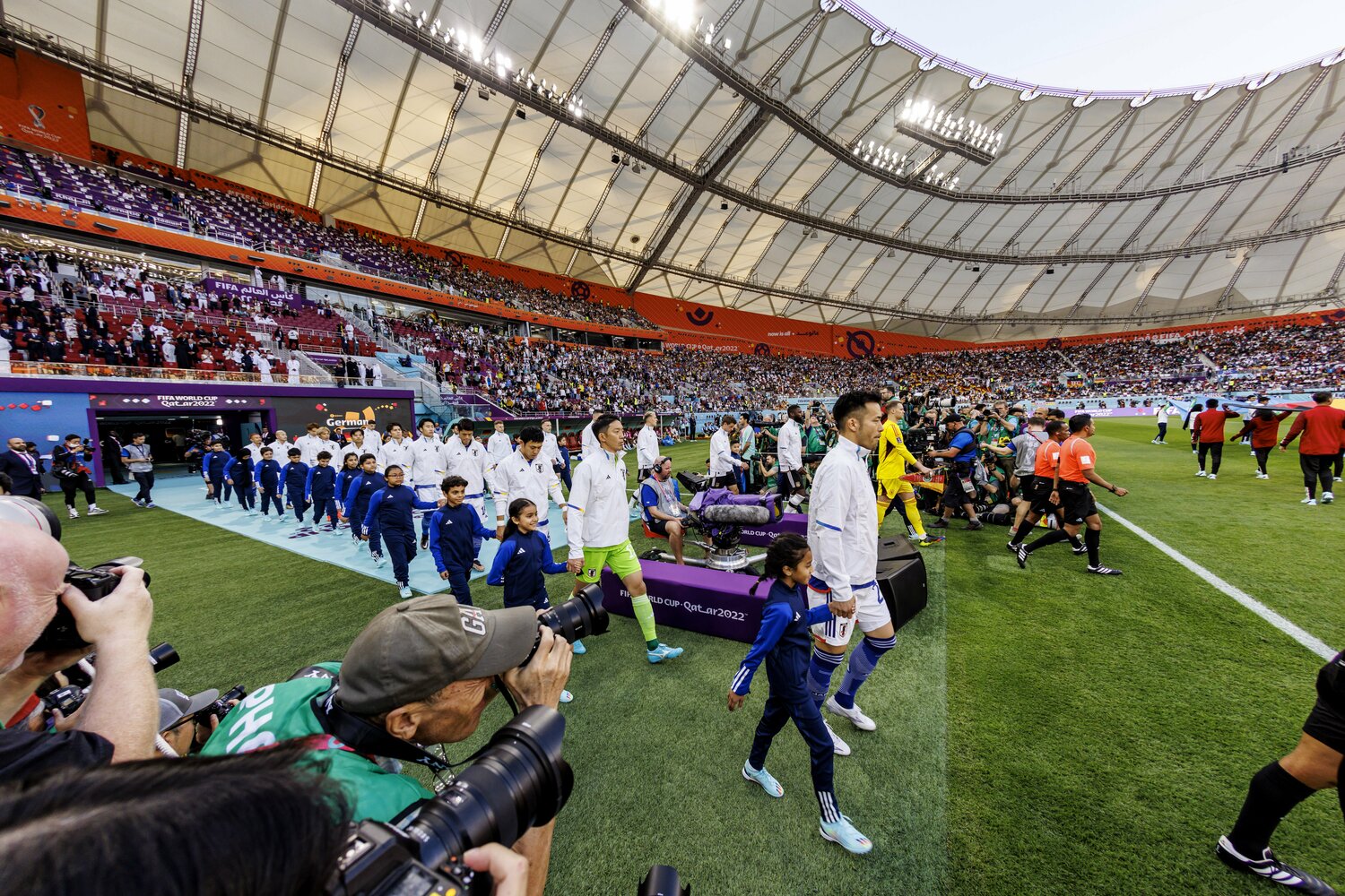 冷房という思わぬ敵も出現したカタール。日本代表は“長袖のウェア”を準備していた。今後も寒暖差の激しい中でのコンディショニング調整が強いられる ©Kiichi Matsumoto/JMPA