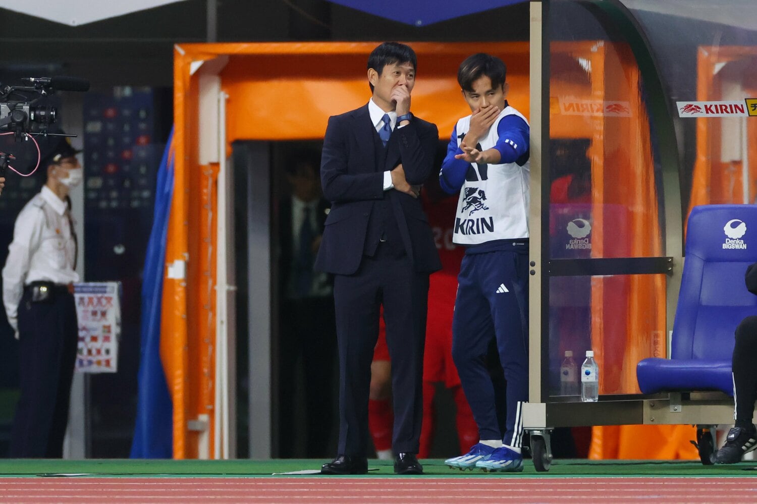 久保建英（右）と言葉をかわす森保監督　©︎YUTAKA/AFLO SPORT