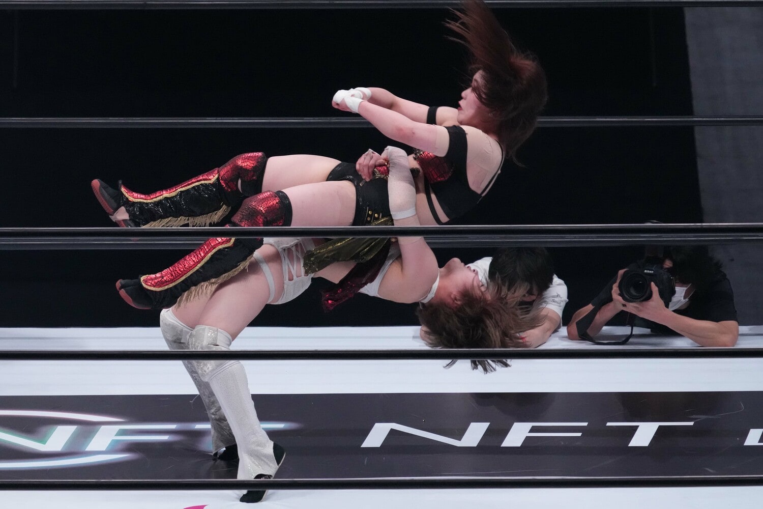 安納サオリのジャーマン・スープレックスを食らう鈴季すず