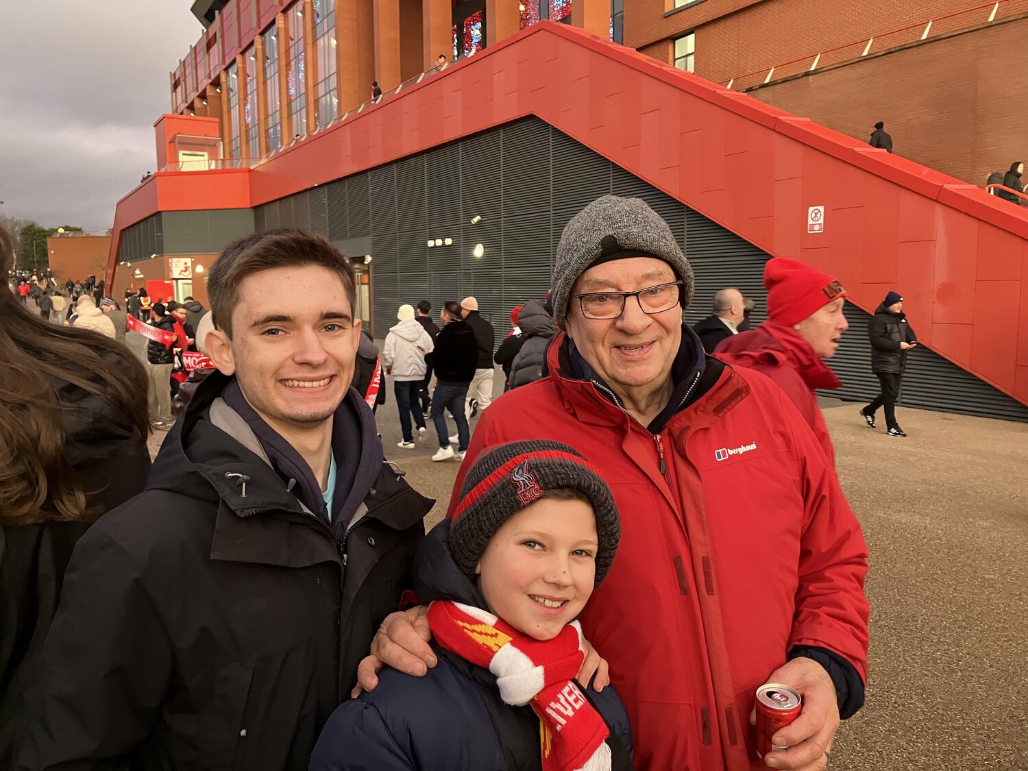 シーズンチケットホルダーのジョン・ロッドさんと、2人のお孫さん。ロッドさんは、67年にわたりリバプールを追いかけるサポーター　©Kosuke Tajima