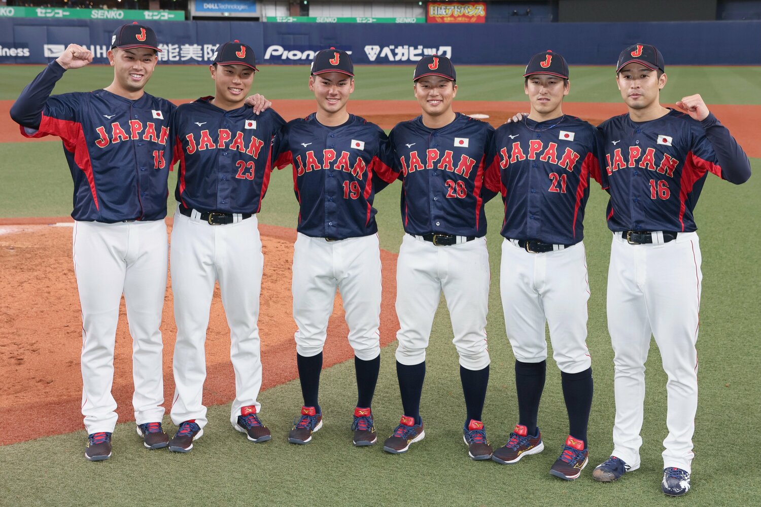 欧州代表との強化試合で「完全リレー」を達成した野球日本代表の（左から）松山晋也、渡辺翔太、金丸夢斗、中村優斗、隅田知一郎、種市篤暉　©︎JIJI PRESS