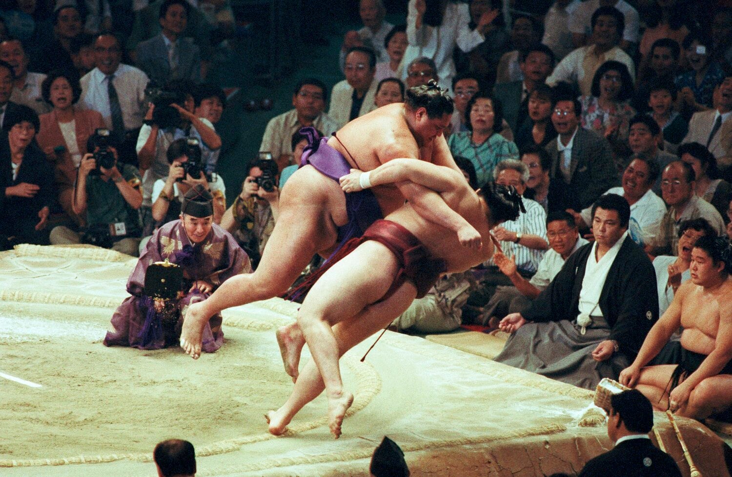 日本中の注目が集まった巴戦。曙は若ノ花に続いて貴ノ花を寄り倒しで下し、兄弟対決の夢を打ち砕いた　©JIJI PRESS