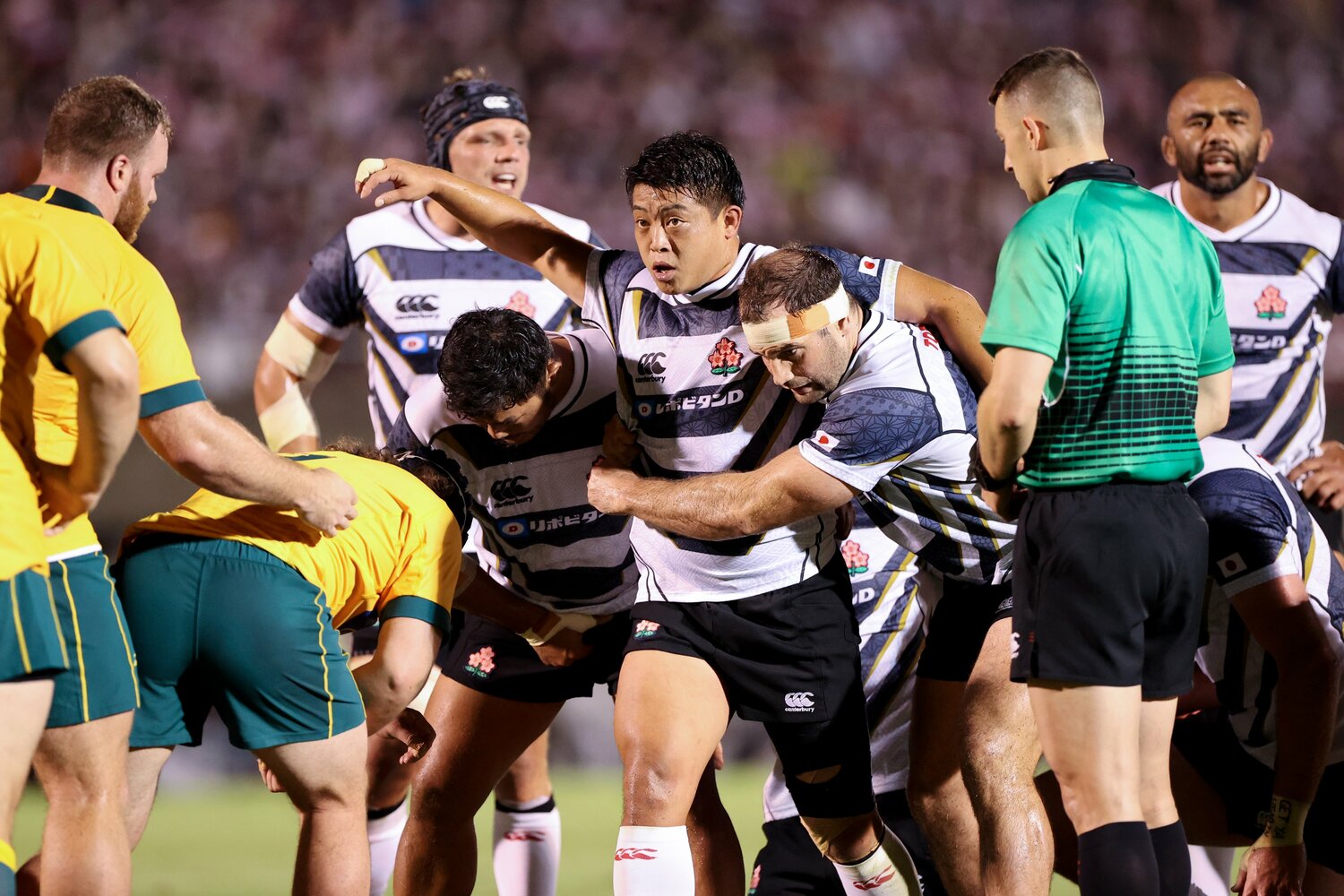 プレーだけでなく、言動でもチームを牽引するキャプテン坂手　©︎SportsPressJP/AFLO