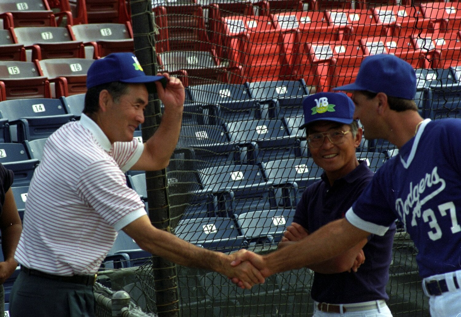 長嶋茂雄氏(左)とアイク・生原氏(中央)。日米、そしてドジャースとの架け橋になった存在だ ©NIKKAN SPORTS/AFLO
