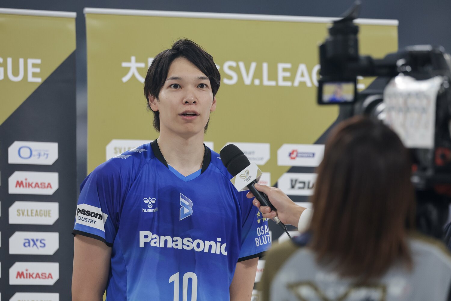 試合後、キャプテンとしてインタビューを受ける山内晶大　©︎SV.LEAGUE