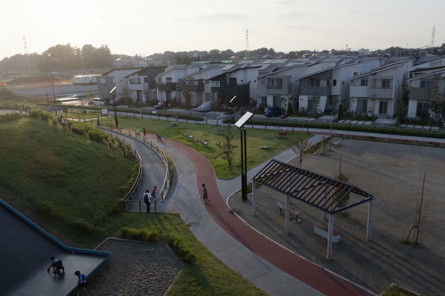 スタジアムと反対側に出てみると…一戸建ての新分譲地もあるなど、“住宅地”としての空気感がやや強かった