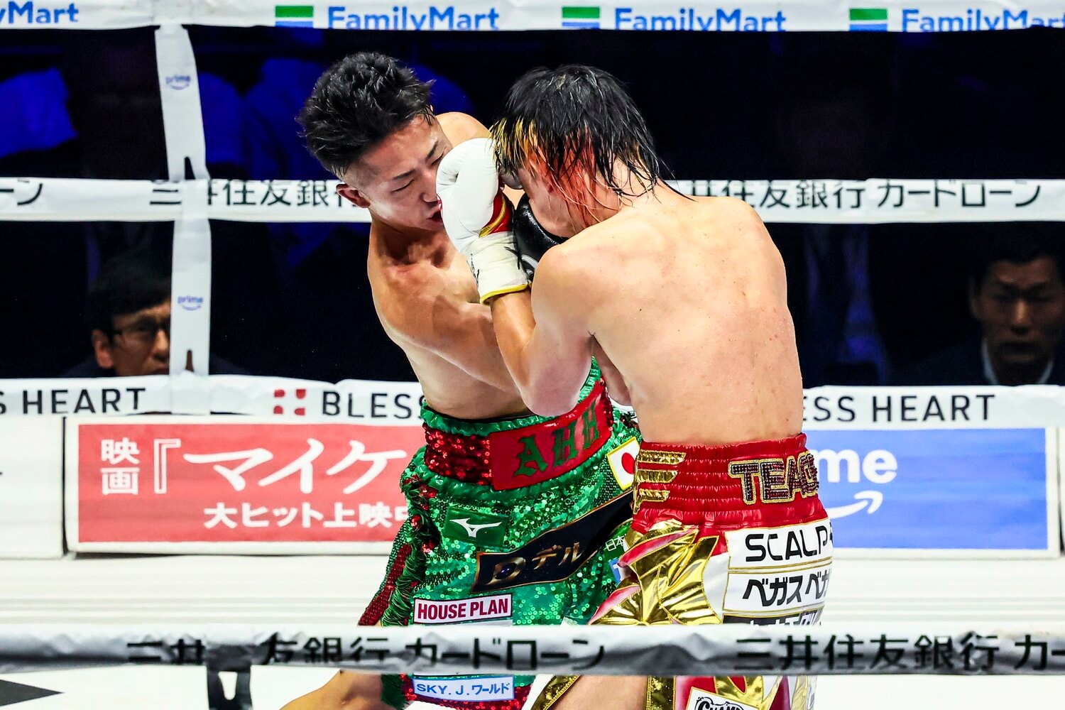 井上拓真の右アッパーが那須川天心の顔面をとらえた瞬間の連続写真(1枚目) ©Susumu Nagao