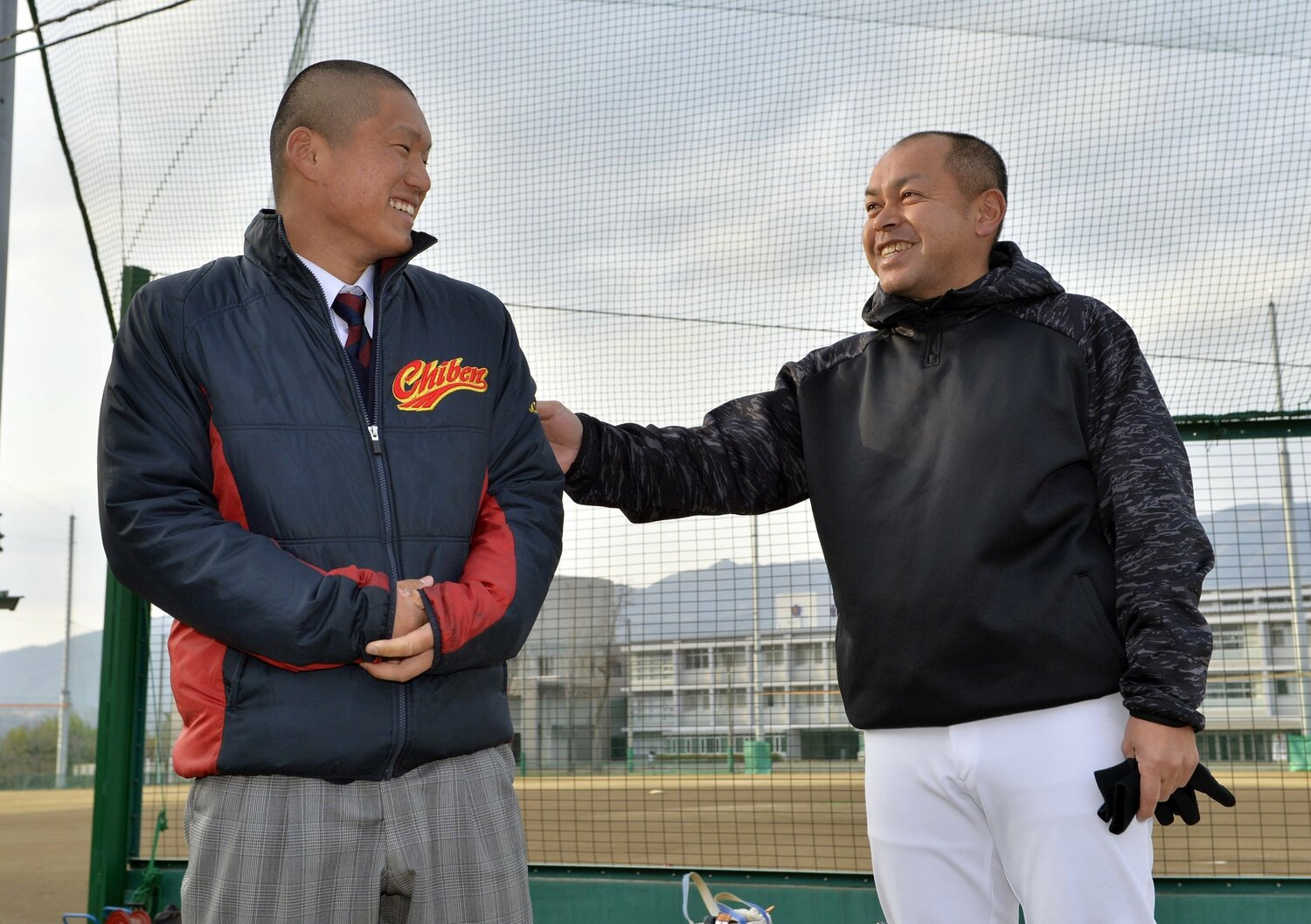 センバツ抽選後に言葉をかける小坂監督（右）。山下の人間性を高く評価していた　©︎Sankei Shimbun