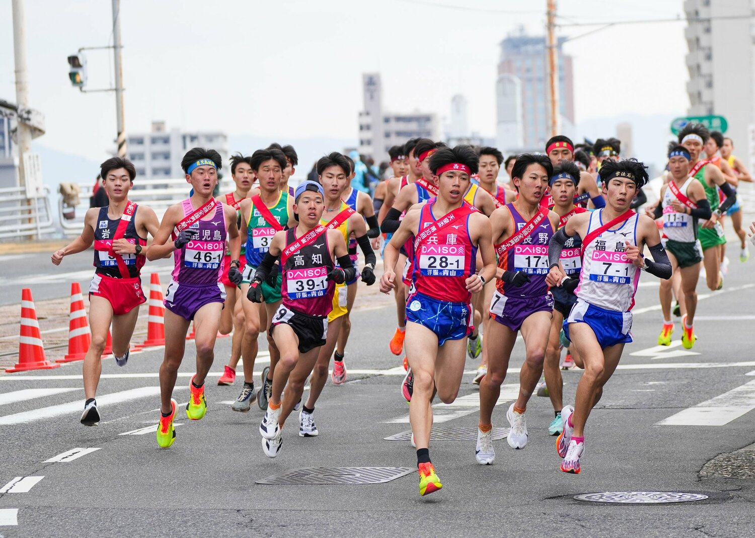1区を走るランナーたち。2年生の新妻（兵庫）や増子（福島）が先行する中、3年生の濱口（長野）が貫録の区間賞　©︎Satoshi Wada