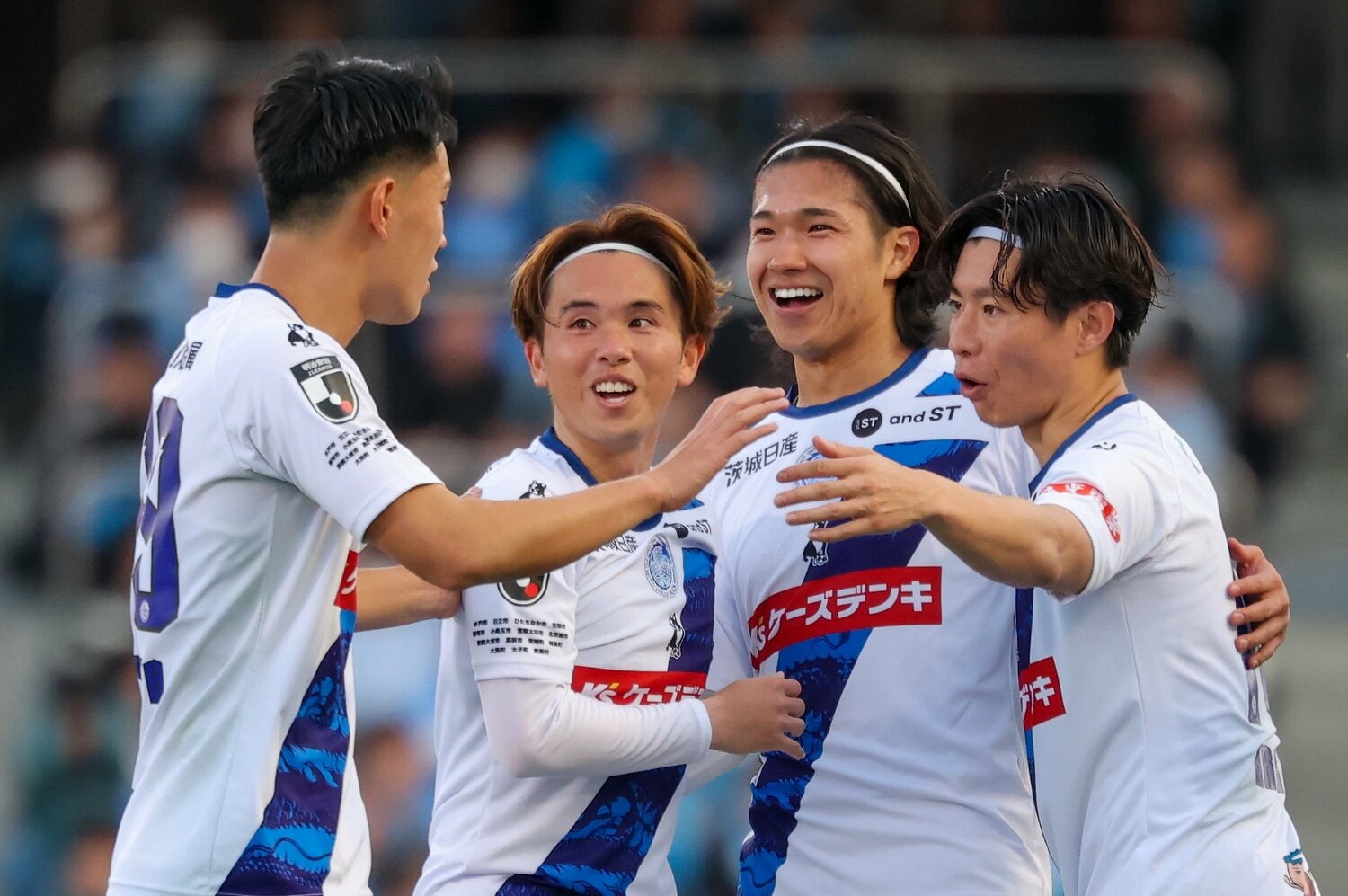 前半終了間際、立て続けに2ゴールを奪った水戸ホーリーホックの加藤千尋　©JIJI PRESS