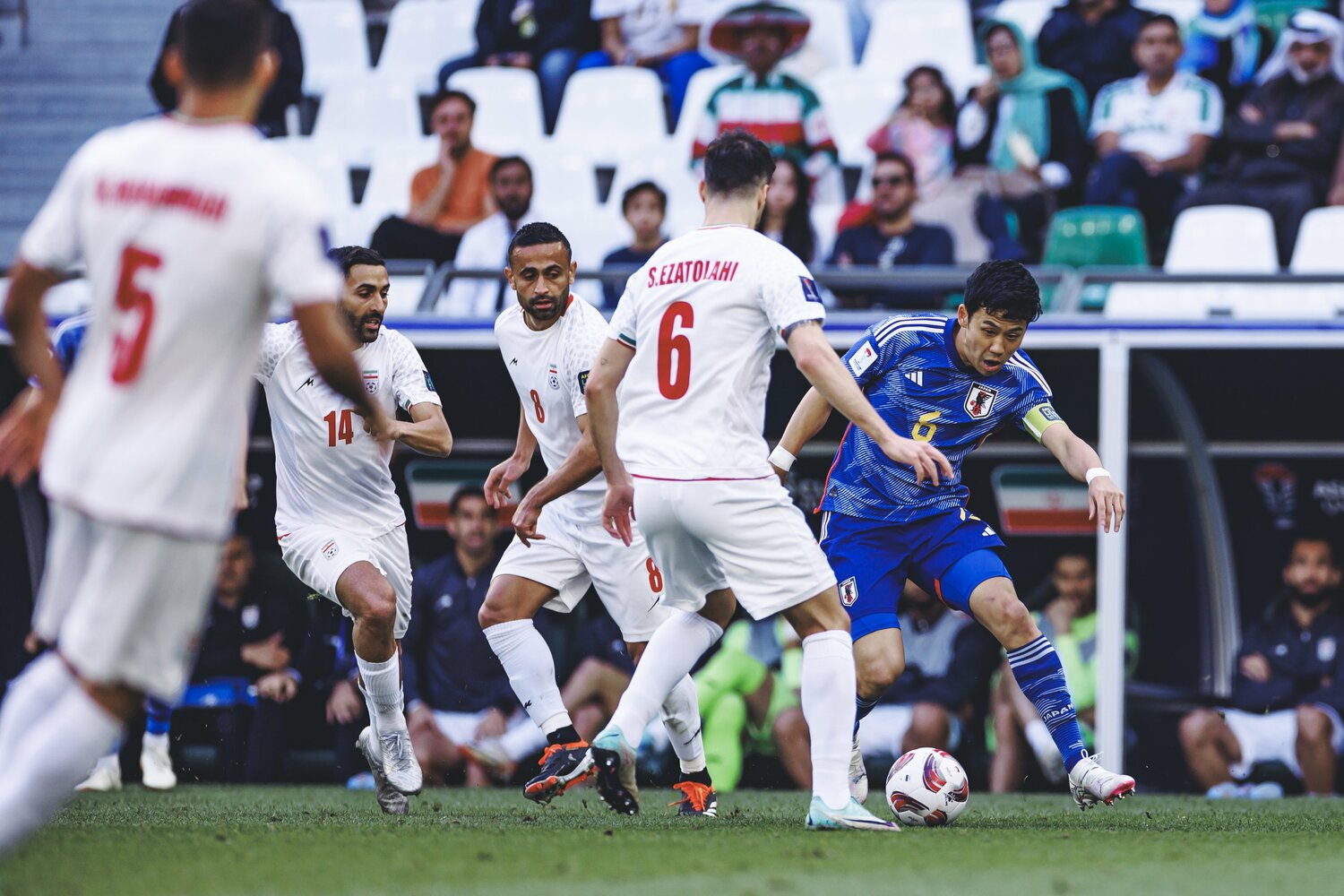 遠藤航へプレスを仕掛けるイラン陣営。彼らの狙いは「日本の中盤に仕事をさせない」ことだった　©Kiichi Matsumoto