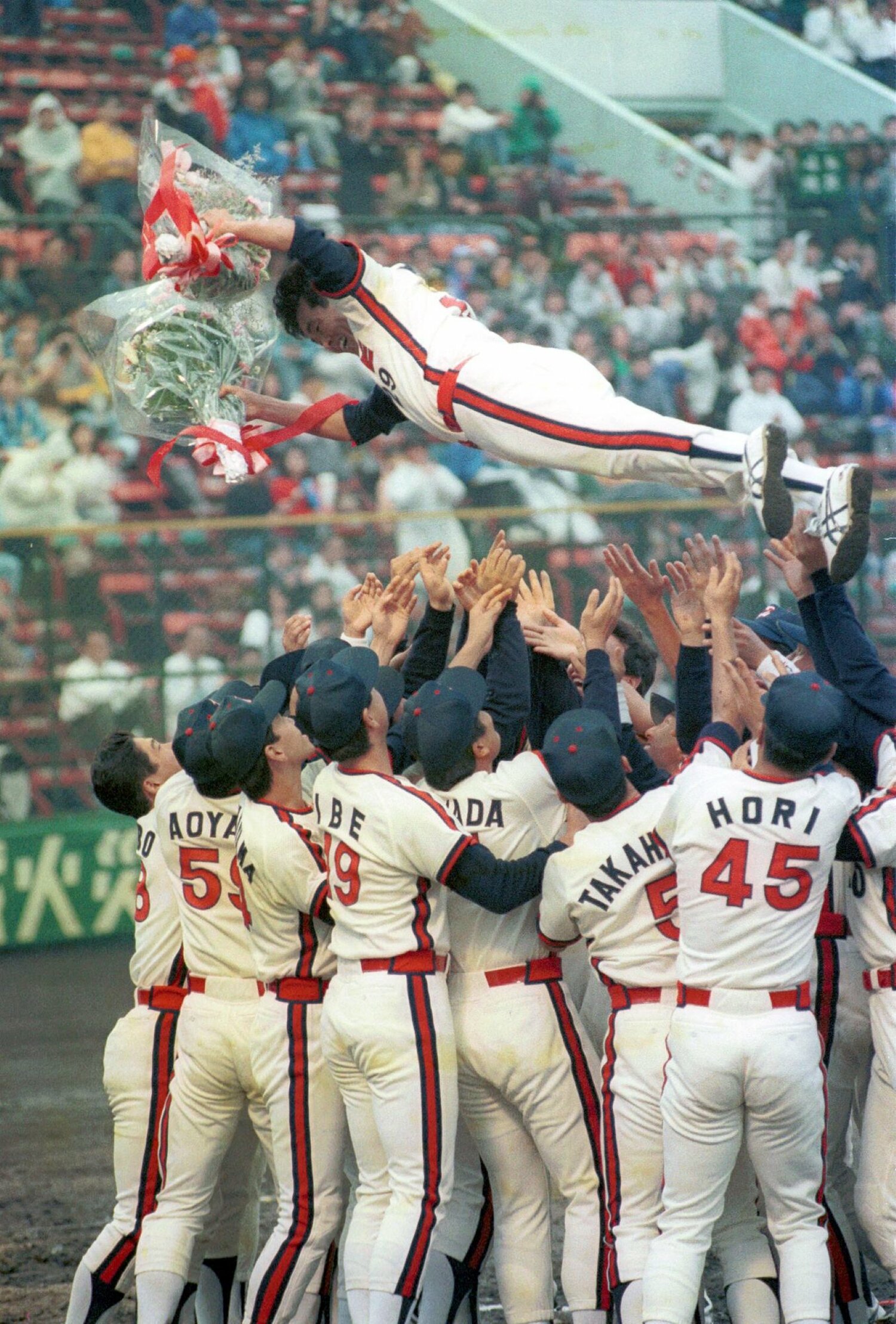 引退試合で胴上げされる村田兆治。この日、袴田英利も引退を決めた ©Sankei Shimbun