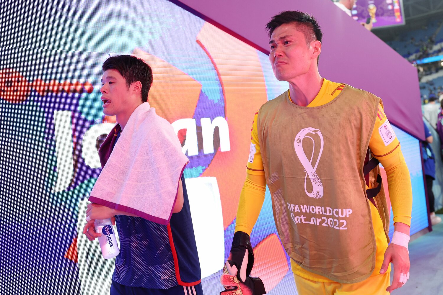 涙を浮かべながらピッチを後にした酒井宏樹と川島永嗣 ©Getty Images