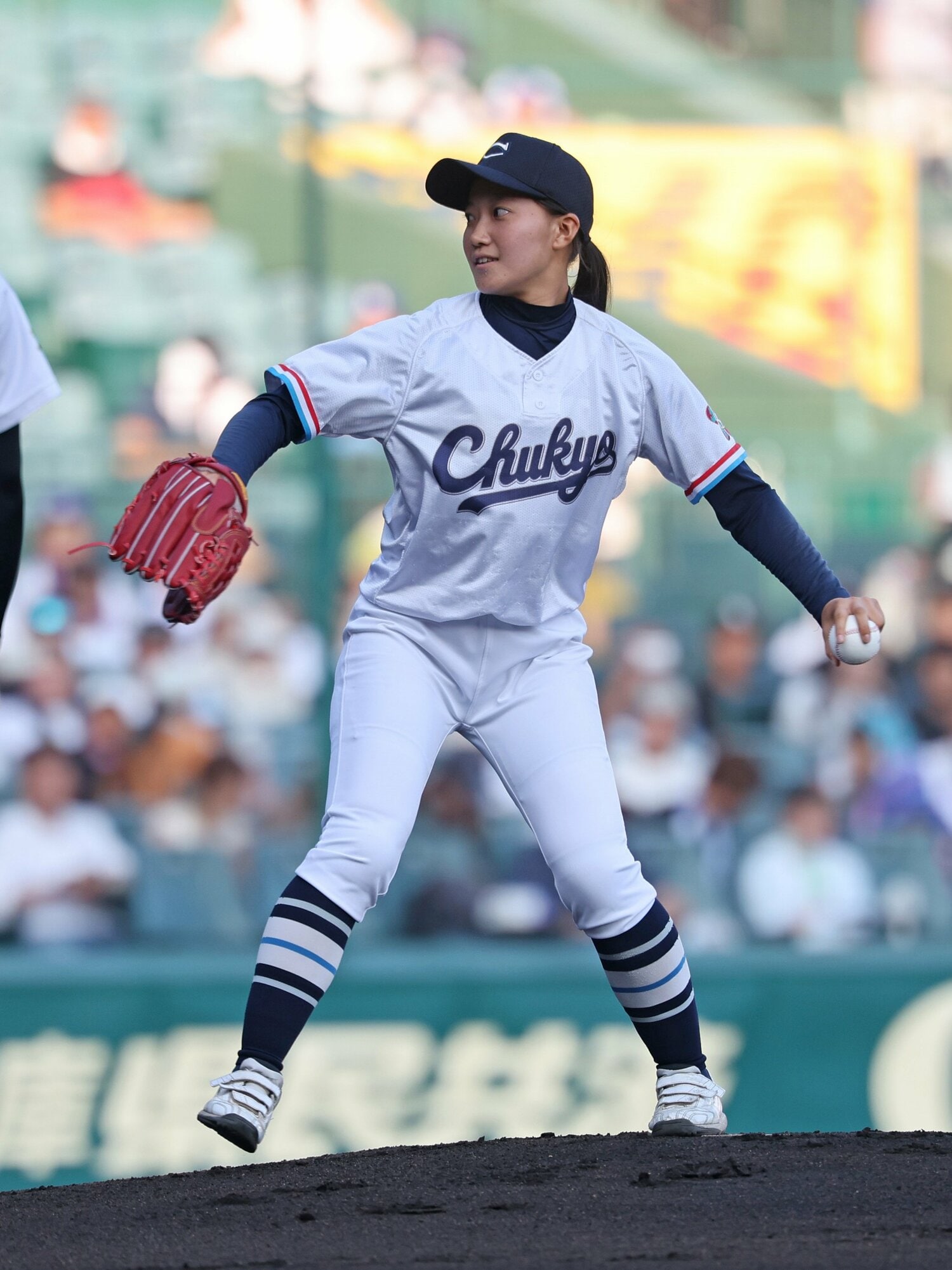 始球式を務めた中京大中京高の森本愛華さん。夏の甲子園、女子高生として初の始球式だった　©Sankei Shimbun