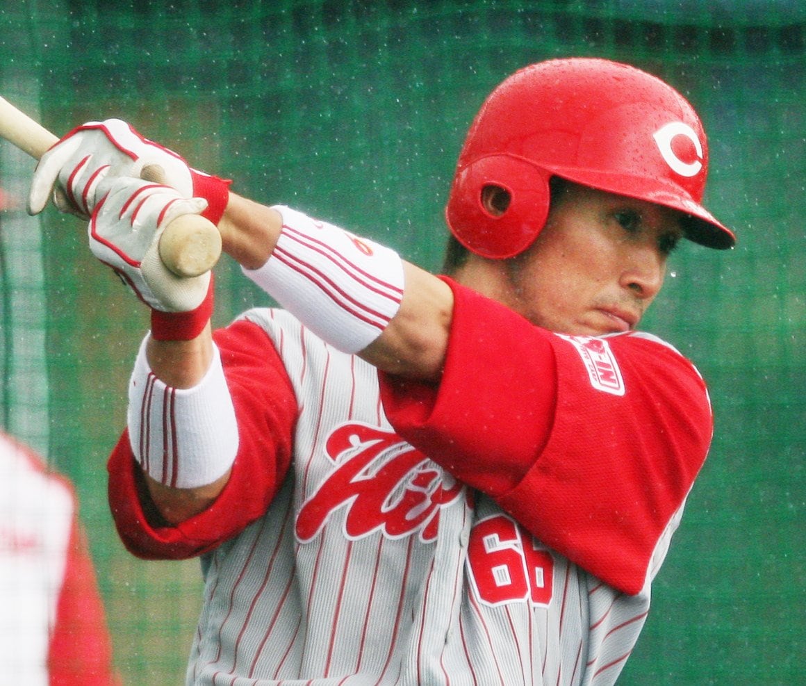 2008年、広島のユニフォームに袖を通した木村　©JIJI PRESS