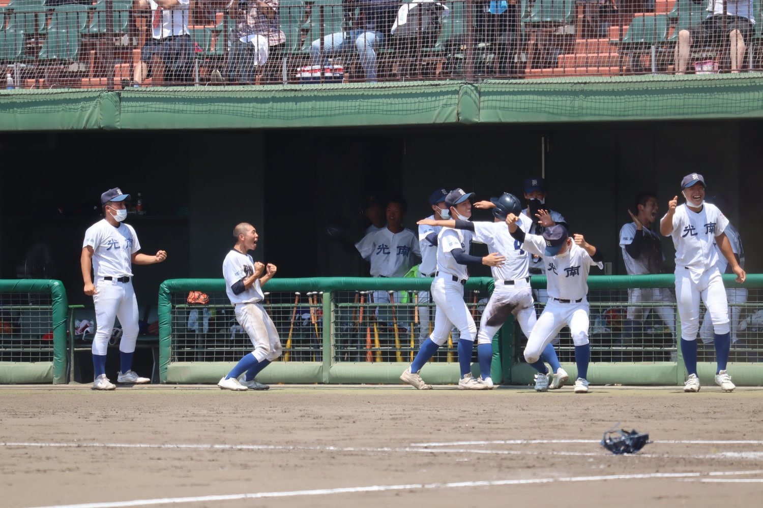 聖光学院戦、得点が入り盛り上がる光南ベンチ　©Genki Taguchi