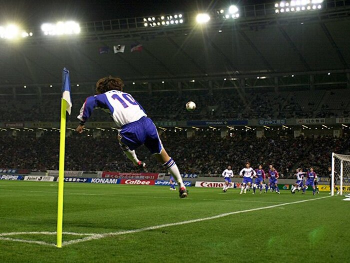 中村俊輔のコーナーキックは美しい。“バックショット”の虜になった瞬間。＜Number Web＞ photograph by Kiminori Sawada