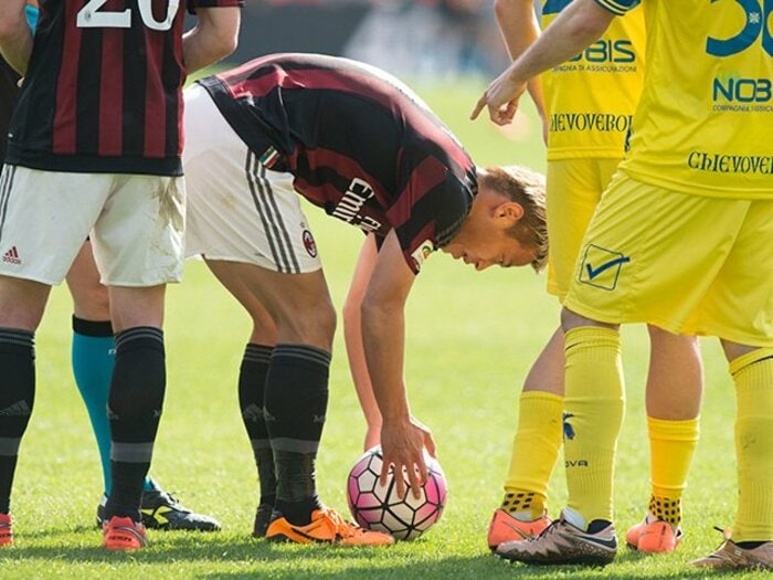 本田圭佑の右サイドハーフは見納め？FWの故障で好調の4-4-2に終了気配。＜Number Web＞ photograph by AFLO