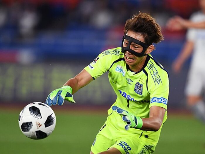 GK東口順昭が怪我で得た割り切り。「絶対止めなあかん」が強すぎた？＜Number Web＞ photograph by Getty Images