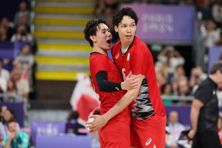 バレー 高橋藍 山内晶大 小野寺太志 2024 ユニフォーム 身長伸びすぎて病院に…」男子バレー“204cm”山内晶大の母が語る