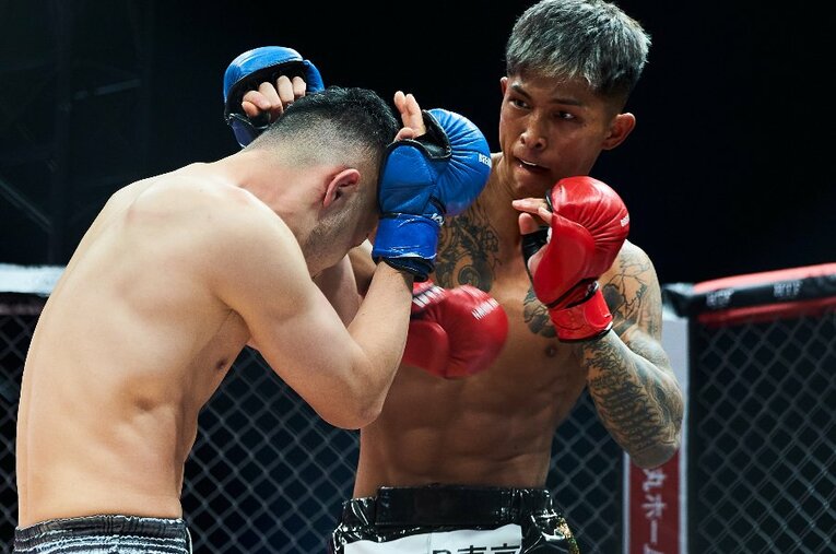 BreakingDownにて杉本祥に勝利を収めた“実力派”外枦保尋斗（右） ／ photograph by BreakingDown