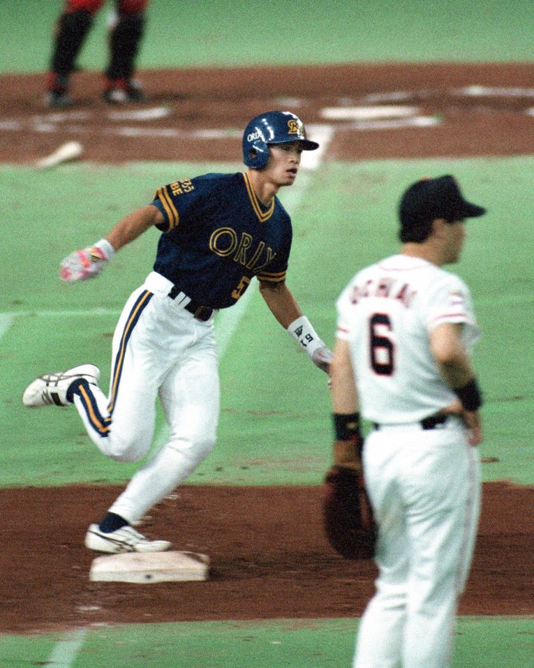 1996年の日本シリーズでイチローのソロホームラン後のシーン　©Sankei Shimbun
