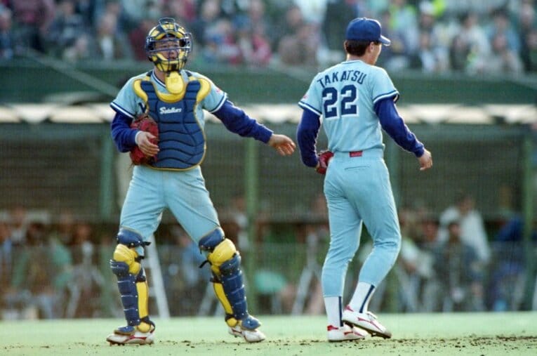 1993年の日本シリーズ第7戦、マウンドに上がった高津臣吾（現ヤクルト監督）に声をかける古田敦也 ／ photograph by Sankei Shimbun