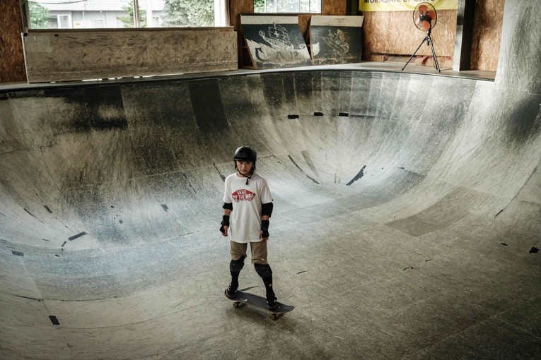 スケボーを練習する子ども（写真はイメージ。北海道の室内練習場で撮影）　©AFLO