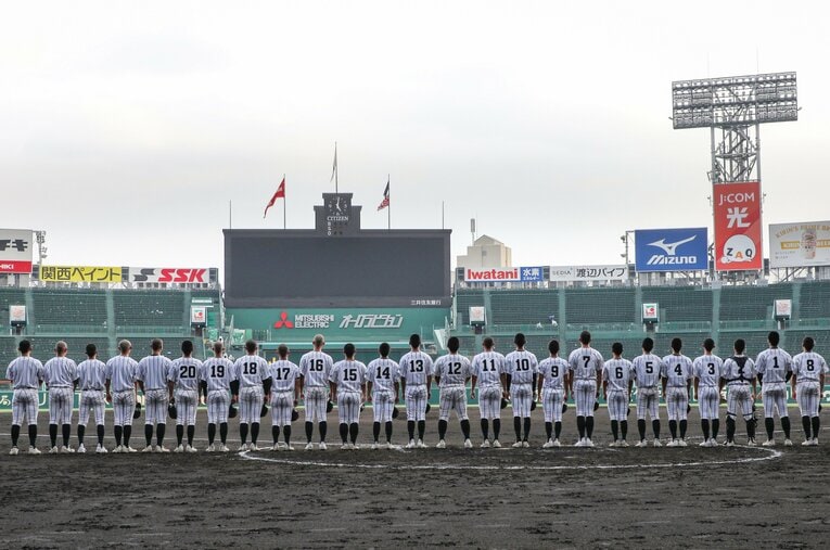 広陵の出場辞退により2回戦が不戦勝となった三重・津田学園。特例で設けられた甲子園練習の最後には、全員で校歌を斉唱する場面も　©JIJI PRESS