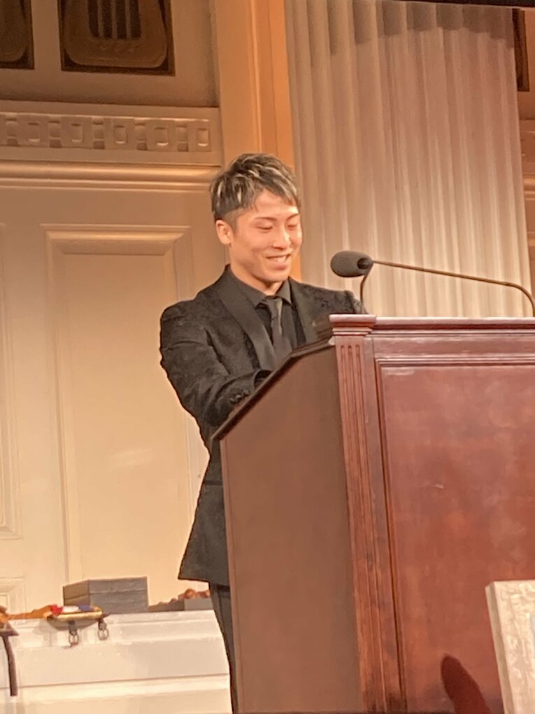 スピーチでは少し照れくさそうな表情も（筆者撮影）