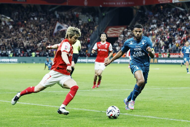 「地獄です」伊東純也も中村敬斗もボウ然の降格…激怒サポがシート投げ込み「中村には引き抜き報道」日本代表戦前に残酷なリアル(15)