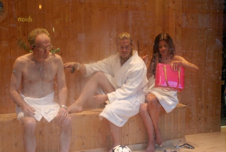 2003年の1枚。なぜかベッカム夫妻とサウナ　©Getty Images