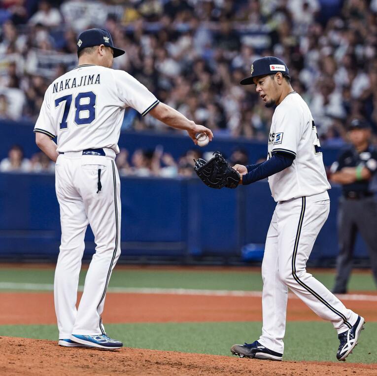 引退発表翌日の試合で登板した比嘉。中嶋監督から直接ボールを渡されてマウンドへ　©︎KYODO