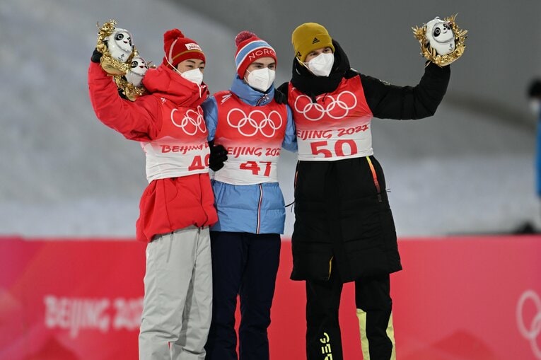 左から小林陵侑、金メダルのマリウス・リンビク（ノルウェー）、銅メダルのカール・ガイガー（ドイツ）　©Naoya Sanuki/JMPA