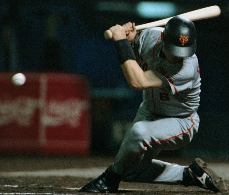 8月31日の中日戦、落合は野口茂樹の死球を受ける。左手小指を骨折し、シーズン中の復帰は絶望視された　©KYODO