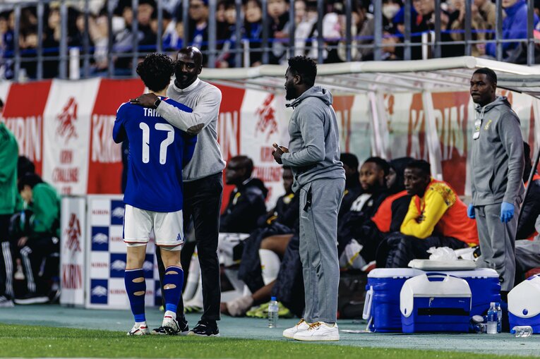 ガーナ選手と交錯アクシデント…田中碧がガーナ監督に謝罪した一部始終…写真はまだまだ続きます　©Kiichi Matsumoto