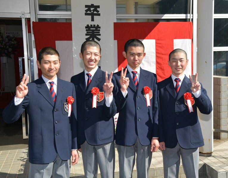 騎手デビューを果たす男子卒業生の坊主姿は競馬の新シーズンを告げる風物詩に　©Sankei Shimbun