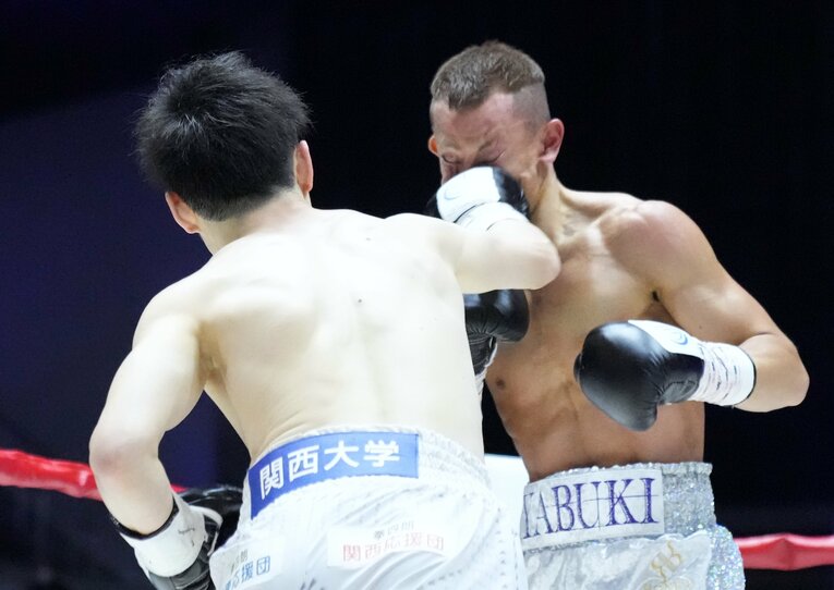 3回、拳四朗は「ドンピシャ」の右ストレートで矢吹をKOした　©Naoki Fukuda