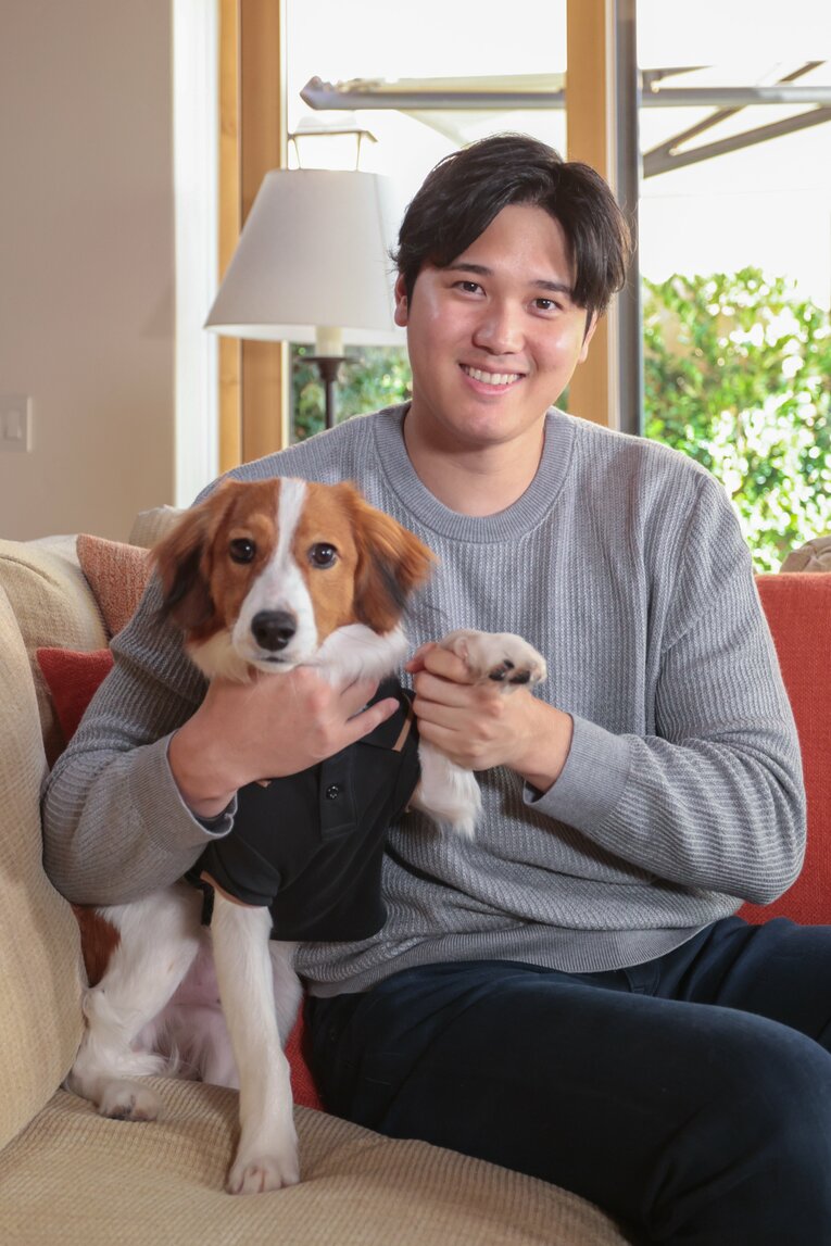 愛犬のデコピンと大谷翔平　©︎Getty Images