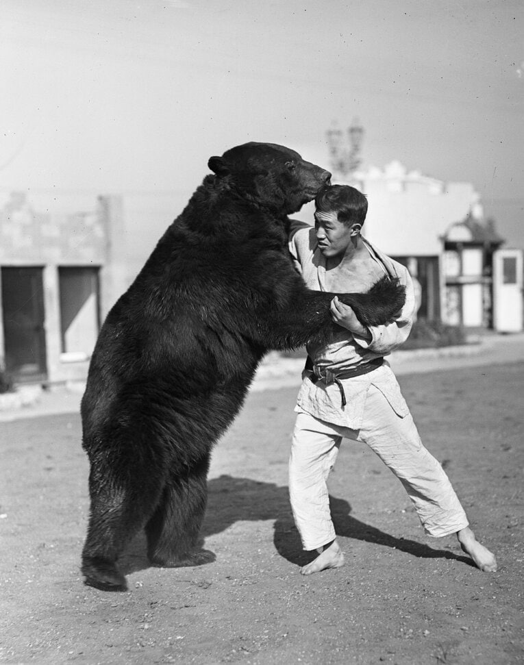 1930年代、サーカス用のクマと戦う格闘家（アメリカで撮影）　©Getty Images
