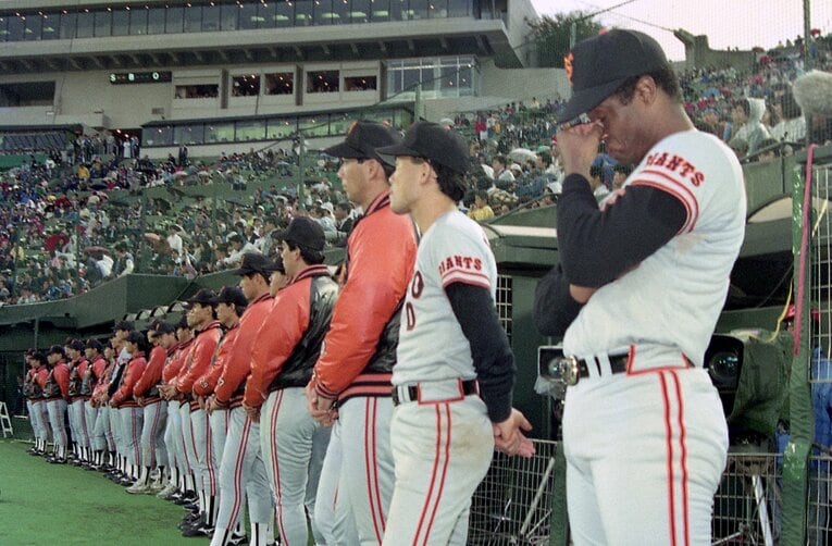 1990年の日本シリーズは西武と。4連敗の巨人ナインが西武の表彰式をぼう然と見つめる。一番手前で涙ぐむクロマティ　©Sankei Shimbun 