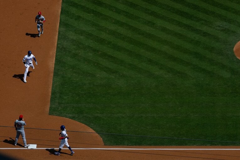 【現地開幕戦】やってしまった…三塁に行くしかない（連続写真／6枚目）　©Nanae Suzuki