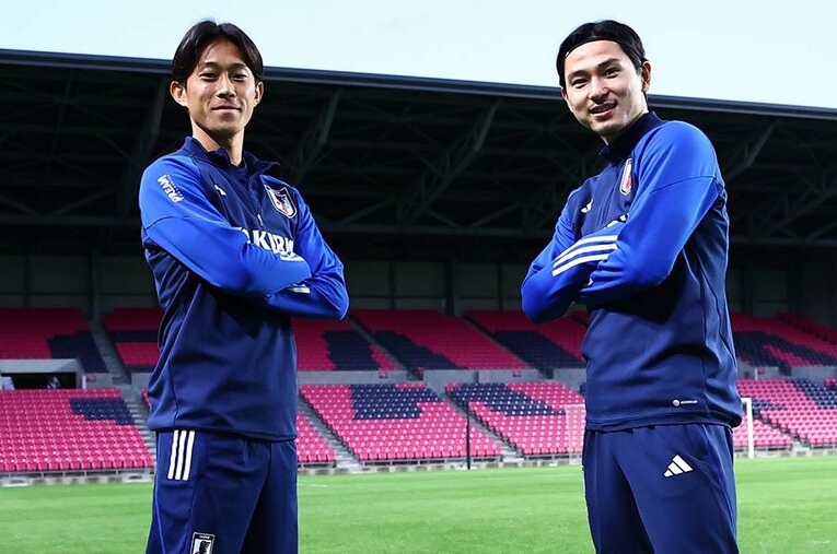 日本代表11月シリーズ活動中の毎熊晟矢と南野拓実。経験豊富な海外組に対して、毎熊ら国内組の突き上げにも期待したい ／ photograph by JFA/AFLO