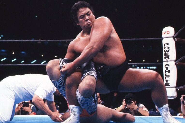 新日本とUインターの全面対抗戦、2勝2敗で迎えた第5試合で長州力が安生洋二にサソリ固め ／ photograph by AFLO