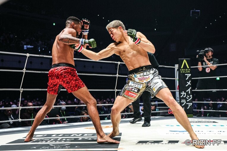 秋元強真vs.パッチー・ミックス　©RIZIN FF